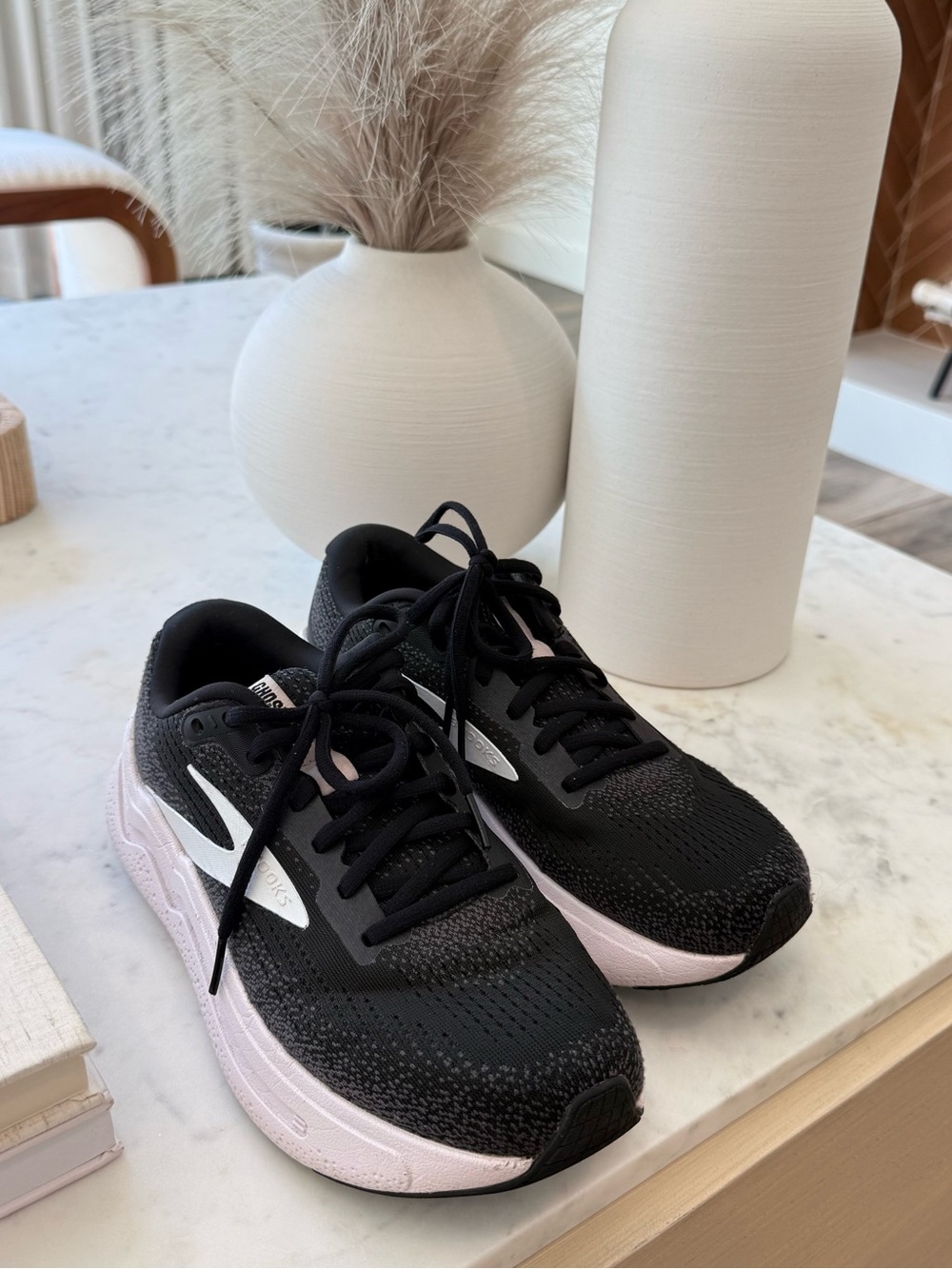 Brooks ghost max3 Women's Black and Pale Pink Running Sneakers 8.5